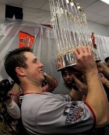 Buster Posey s trofej pro vtze Svtov srie